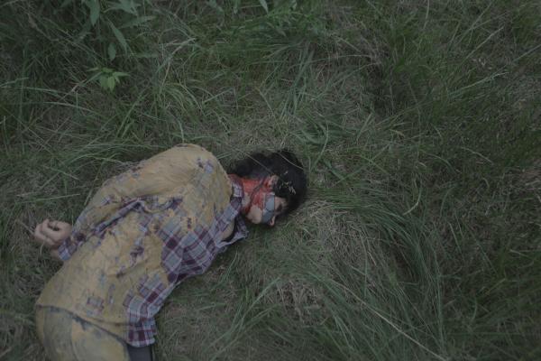 Bild 1 von 1: Hinter einer überfüllten Kneipe werden zwei erschossene junge Mütter aufgefunden. Während Lt. Joe Kenda noch ermittelt, wer von beiden das eigentliche Opfer und wer ein Kollateralschaden für den Täter ist, taucht eine weitere Frauenleiche auf ...