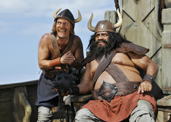 Bild 1 von 7: Der schreckliche Sven (Günther Kaufmann, r.) steckt hinter der Entführung der Kinder von Flake. Er braucht sie, um an einen mächtigen Schatz zu gelangen. Pokka (Christoph Maria Herbst) unterstützt ihn.