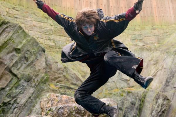 Bild 1 von 16: Eigentlich ist Harry (Daniel Radcliffe) drei Jahre zu jung, um an dem strapaziösen trimagischen Turnier teilzunehmen. Doch die Entscheidung des Kelchs ist verbindlich - Harry muss antreten ...