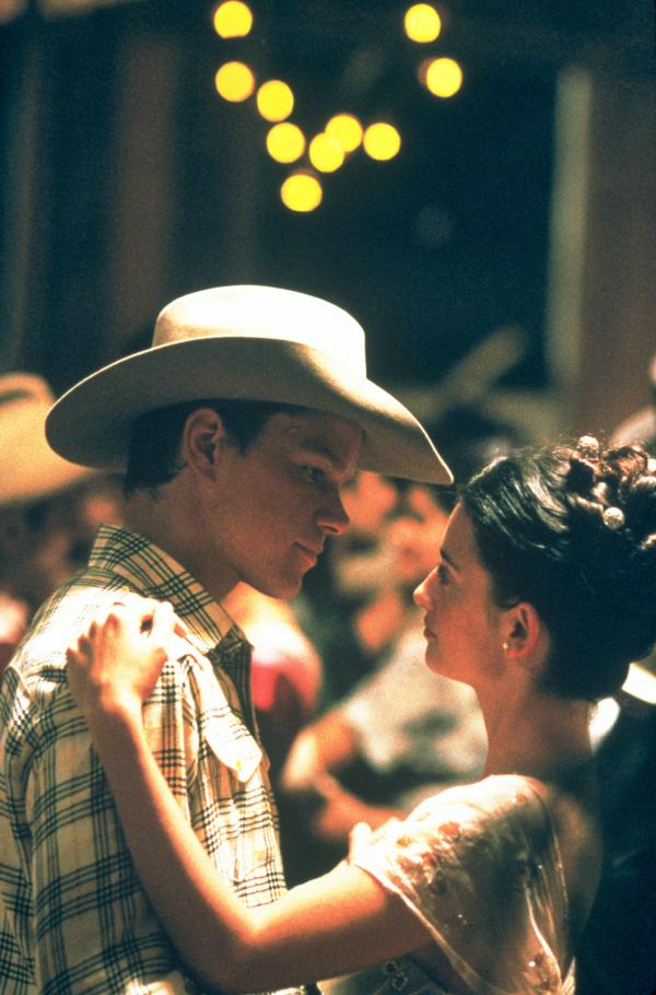 Bild 1 von 2: Der Farmarbeiter John Grady Cole (Matt Damon) hat sich in Alejandra (Penélope Cruz) verliebt, die Tochter eines reichen Ranchers.