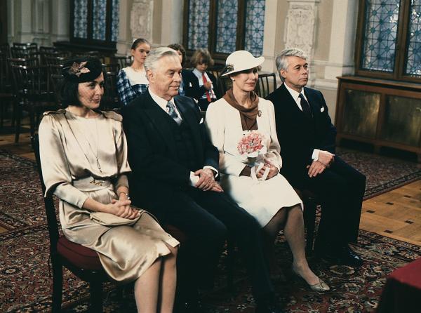 Bild 1 von 1: Auf dem Standesamt sind Angi (Thekla Carola Wied. l.) und Werner (Peter Weck, r.) Trauzeugen bei der Hochzeitszeremonie von Onkel Rudolf (Hans Holt, 2. v. l.) und Traudl (Lotte Ledl, 2. v. r.).