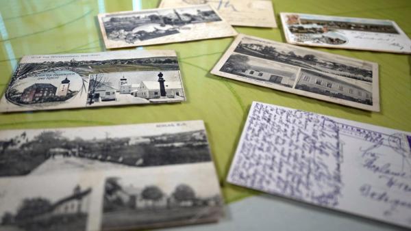 Bild 1 von 6: Im Bild: Ansichtskarten aus allen Gemeinden des Bezirks Gmünd hat Gerhard Sautner in seiner Sammlung.