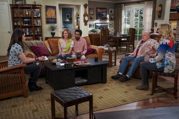 Bild 1 von 9: (v.l.n.r.) Lizzie (Elizabeth Alderfer); Cindy (Jayma Mays); Al (Adhir Kalyan); Art (Dean Norris); Lois (Rachel Bay Jones)