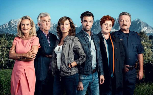 Bild 1 von 19: Im Bild (v.li.): Andrea L?Arronge (Gräfin Schönberg), Heinz Marecek (Hannes Kofler), Julia Cencig (Nina Pokorny), Jakob Seeböck (Lukas Roither), Veronika Polly (Dr. Stefanie Löcker), Ferry Öllinger (Kroisleitner).