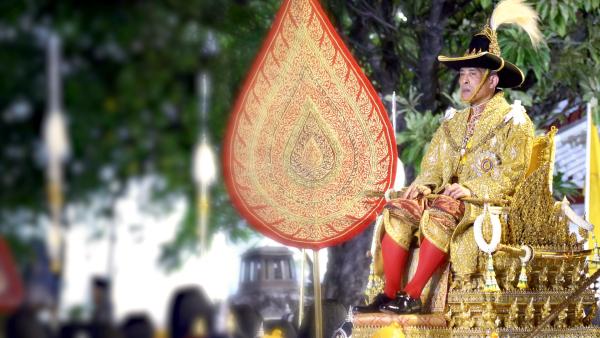 Bild 1 von 4: Seit seiner Krönung 2019 führt Rama X. offiziell die reichste Monarchie. Sein exzentrischer Lebensstil und sein autoritärer Führungsstil sorgen schnell für weltweites Aufsehen.