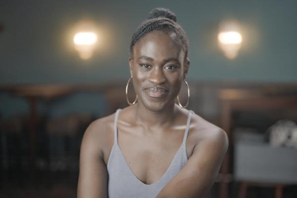 Bild 1 von 14: Schauspielerin und Sängerin Ivy Quainoo in einer Hamburger Bar.