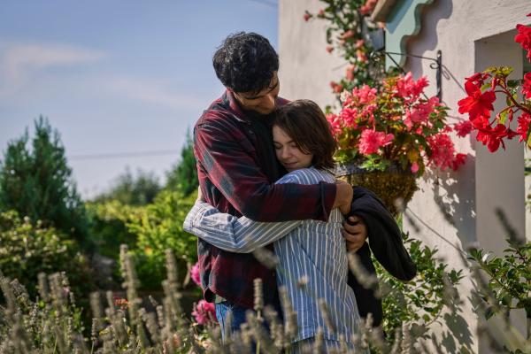 Bild 1 von 8: Während der Fall komplizierter und gefährlicher wird, kommen sich Pip (Emma Myers) und Ravi (Zain Iqbal) immer näher.