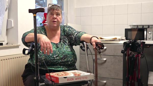 Bild 1 von 2: In ihrer neuen, aber noch nicht eingerichteten Küche genehmigt sich Vera eine Pizza vom Lieferservice