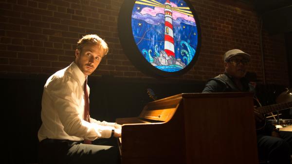 Bild 1 von 7: Sebastian (Ryan Gosling) verdient sein Geld mit Gelegenheitsjobs als Keyboarder oder Restaurant-Pianist.