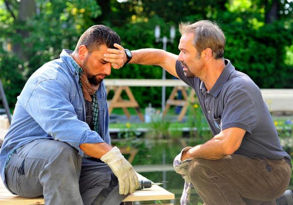 Bild 1 von 15: Karlheinz (Hannes Jaenicke, re.) bemerkt, dass Hakan (Michael Keseroglu) Fieber hat.