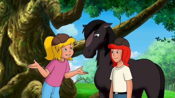 Bild 1 von 6: Bibi (l.) und Tina (r.) finden ein herrenloses Pferd.