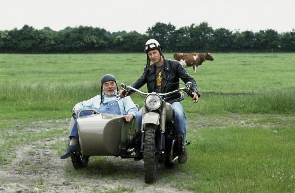 Bild 1 von 4: Peter (Peter Lustig, l.) fährt mit dem Student Jochen (Mike Maas, r.) über Land, um sich die Biogas-Anlage näher anzusehen.
