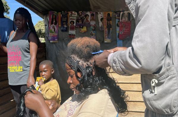 Bild 1 von 4: Wenn sich Frauen in Simbabwe die Haare machen lassen, entsteht Kunst. Es dauert Stunden, ist teuer, und manchmal tut es auch ganz schön weh.