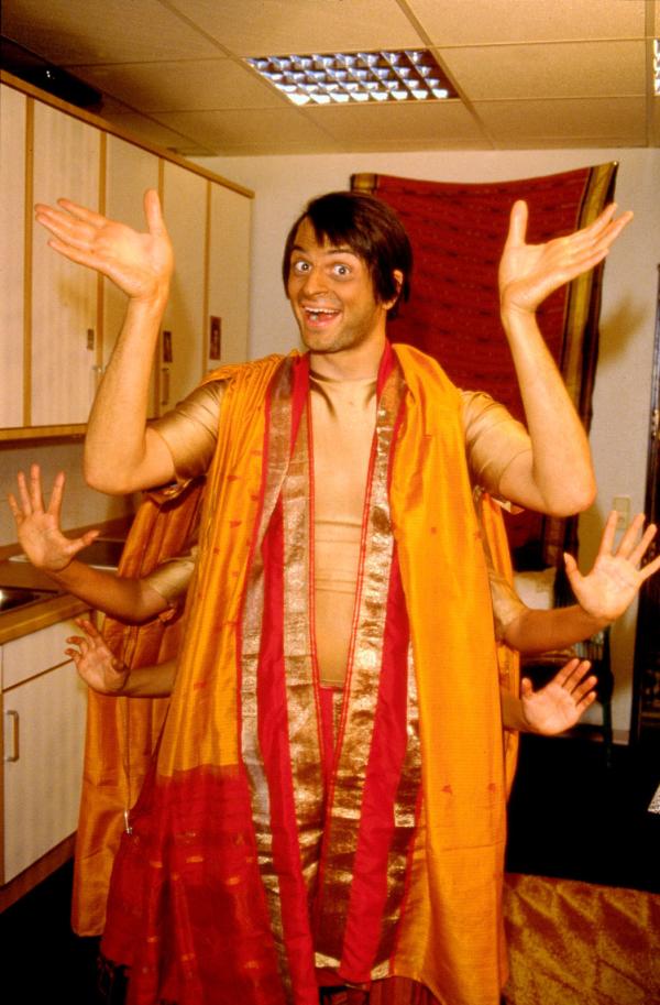 Bild 1 von 14: Inder Ranjid (Kaya Yanar) bei der Hausarbeit.