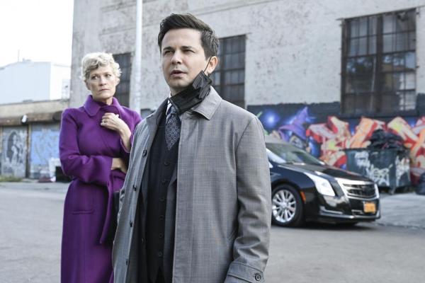 Bild 1 von 8: Evelyn Waters (Dana Wheeler-Nicholson, l.); Benny Colón (Freddy Rodriguez, r.)