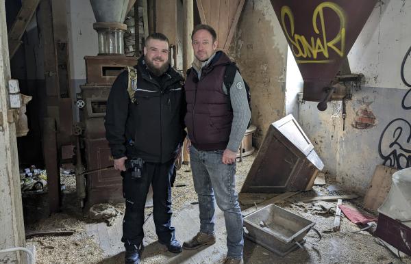 Bild 1 von 6: Tobias Kämmerer (rechts) mit Michael in einer alten Mühle.