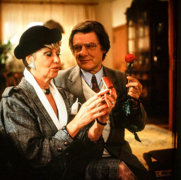 Bild 1 von 4: Im Bild: Maria Sebaldt (Sybille), Herbert Bötticher (Alfons).