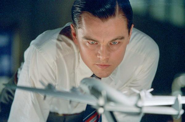 Bild 1 von 4: Mit revolutionären Flugzeugentwicklungen wird Howard Hughes (Leonardo DiCaprio) zu einer treibenden Kraft der modernen kommerziellen Luftfahrt.