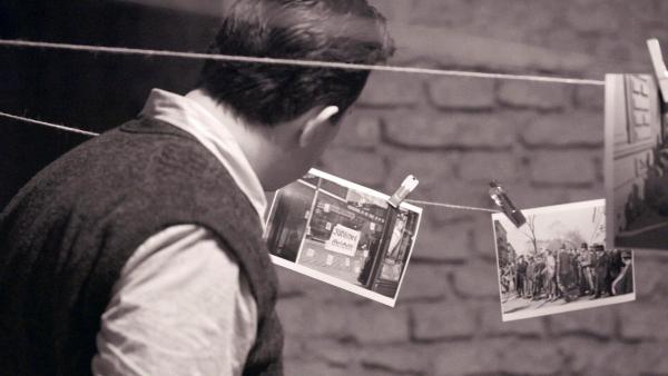 Bild 1 von 13: Im Bild: Fotos trocknen in der Dunkelkammer.