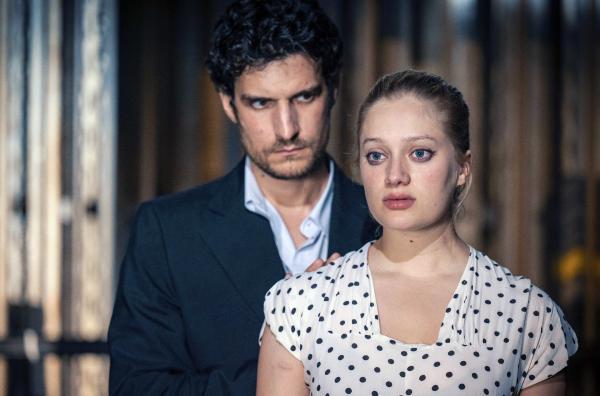 Bild 1 von 6: Der Theaterdirektor Patrice Chéreau (Louis Garrel) ermutigt Stella (Nadia Tereszkiewicz) vor ihrem Auftritt.