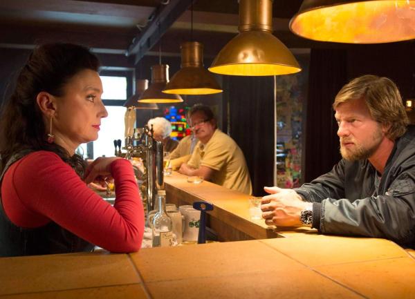 Bild 1 von 29: (4. Staffel) - Mick (Henning Baum, r.) hält sich seit Monaten im Wald versteckt, weil er von seinen ehemaligen Freunden und Kollegen enttäuscht ist. Nur seine Vertraute, Wirtin Uschi (Tatjana Clasing, l.), weiß, wo er ist. Da wird die Waffe, mit der Mick ins Koma geschossen wurde, bei einem Mord verwendet ...