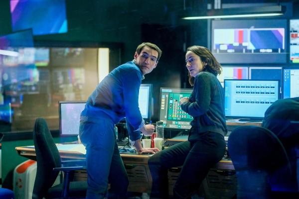 Bild 1 von 22: Im Bild: Éanna Hardwicke (Stewart Maclean), Lydia Leonard (Esme Wren).