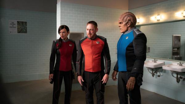 Bild 1 von 7: (v.l.n.r.) Lieutenant Talla Keyali (Jessica Szohr); Lieutenant Gordon Malloy (Scott Grimes); Lieutenant Commander Bortus (Peter Macon)