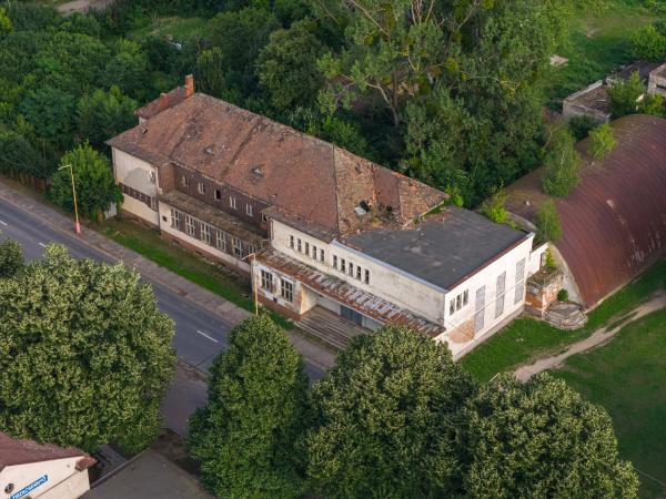 Bild 1 von 7: Das verfallene Kulturzentrum der Eisenbahner im slowakischen ?ierna nad Tisou wird 1968 zum Schauplatz des politischen Showdowns zwischen Leonid Breschnew und Alexander Dub?ek.