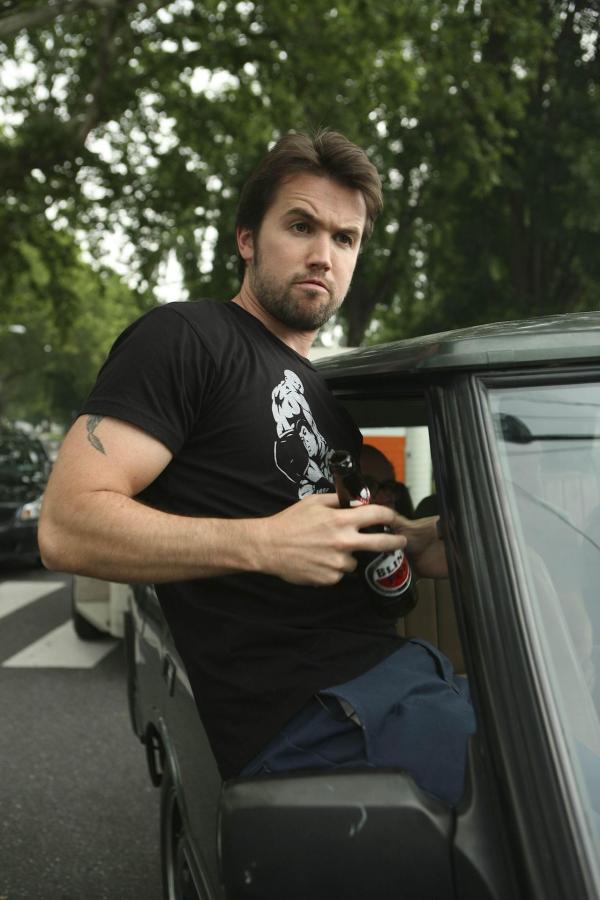 Bild 1 von 13: Zusammen mit seinen Freunden will Mac (Rob McElhenney) einen Road Trip starten, aber plötzlich eskaliert ein Streit ...