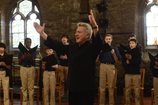 Bild 1 von 5: Der Chorleiter des National Boychoir, Amerikas renommiertestem Knabenchor, Carvelle (Dustin Hoffman) ist äußerst streng und erwartet von seinen begabten Zöglingen, dass sie ihr gesamtes Dasein ihrer Liebe zum Singen unterordnen. Für den 12-jährigen Stet ist dies natürlich zunächst keine Option ...