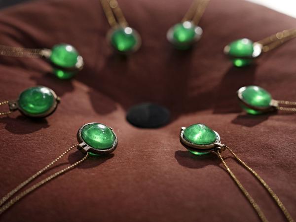 Bild 1 von 16: Das Amulett. Symbol für den Übergang vom Kind zum Erwachsenen.