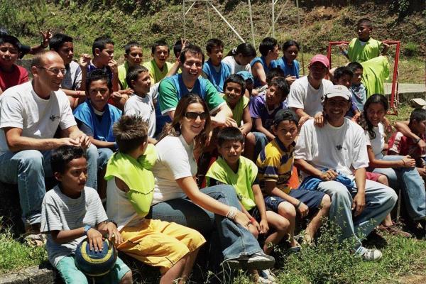 Bild 1 von 17: Willi (Mitte) hat viel Spaß mit Andreas Teltscher und den  Kindern von Futbol por la vida in San Jose.
