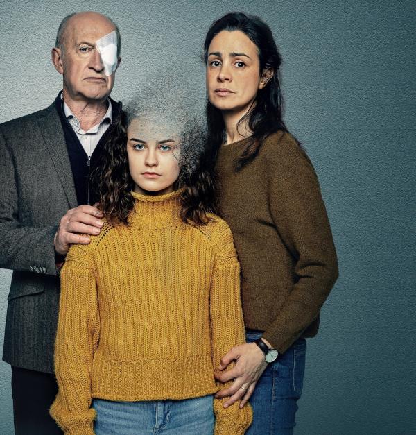 Bild 1 von 3: Laurence Decondé (Myriem Akheddiou, r.) und ihr Vater Victor Decondé (Luc van Grunderbeeck) sorgen sich um Lily (Elisa Echevarria).