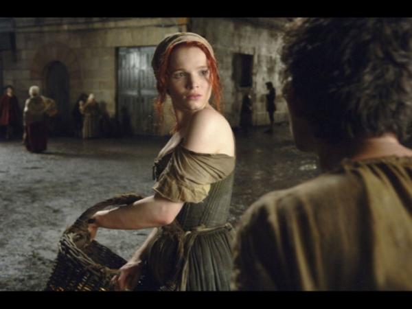 Bild 1 von 2: Jean-Baptiste Grenouille (Ben Whishaw) begegnet dem Pflaumenmädchen (Karoline Herfurth) bei Nacht und fängt ihren vollkommenen Duft ein.