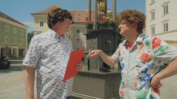 Bild 1 von 4: Leopold Meier-Ganselsberger (Martin Rassau, links) im angeregten Gespräch mit Toni Trutzler (Volker Heißmann).