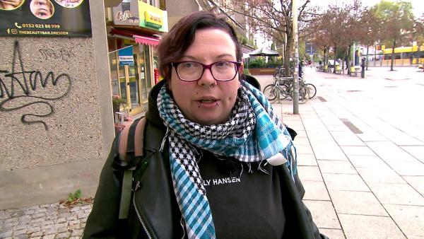 Bild 1 von 4: In Dresden hat sich Lausi (34) mit ihrem Freund Kai verkracht. Da die Punkerin seit einem halben Jahr trocken ist und sich auf dem Weg der Veränderung befindet, will sie sich von allem fernhalten, was Chaos in ihr Leben bringt.