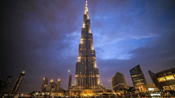 Bild 1 von 3: Der Turm Burj Khalifa ist nach dem Präsidenten der Vereinigten Arabischen Emirate Chalifa bin Zayid Al Nahyan benannt.