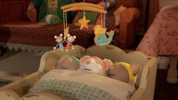 Bild 1 von 3: Die drei Baby-Geschwister von Sam, Ariel, Julietta und Noah schlafen friedlich unter dem Mobile, das Sam und Julia repariert haben.© ZDF/Cielo Films/Caribara Production/SuperswissRed/M.A.R.K.13/ZDF Studios GmbH - Honorarfreie Verwendung gemäß AGB im redaktionellen Zusammenhang mit genannter Sendung bei Nennung \