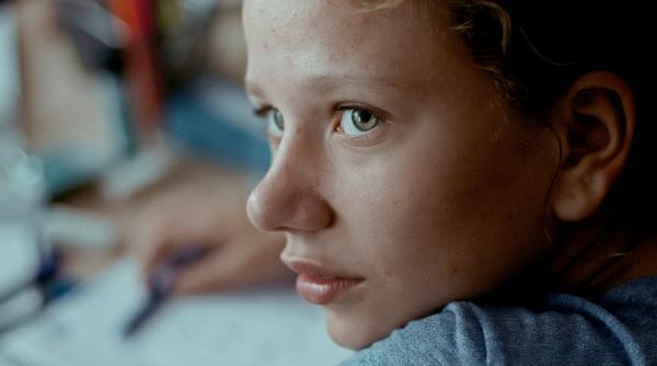 Bild 1 von 4: Luca wird von ihrer Schwester Ida beim Malen mit ihrem Papa gestört.