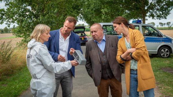 Bild 1 von 7: Roswitha Prinzler (Silke Matthias, l.) wartet mit einem Feldversuch auf: Sie demonstriert ihren Kollegen Lars Pöhlmann (Dominic Boeer, 2.v.l.), Reuter (Udo Kroschwald, 2.v.r.) und Karoline Joost (Nike Fuhrmann, r.), wie genau der tödliche Radsturz möglich geworden ist. Der Versuch zeigt: Bei normalem Fahrtempo hätte das Opfer locker vom Rad steigen können, auch wenn es wegen der gekappten Bremsen nicht bremsen konnte. Was also ist genau passiert? Ist das Pedelec noch auf eine andere Weise manipuliert worden?