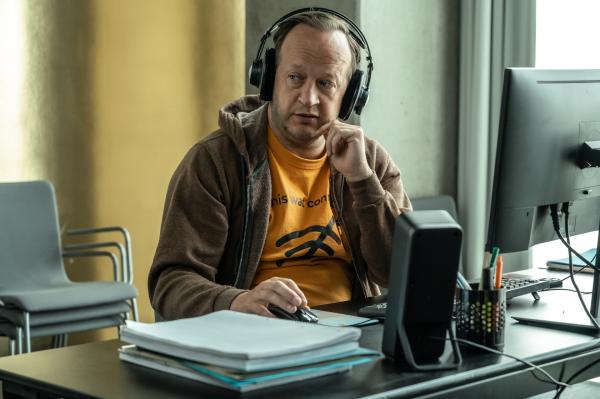 Bild 1 von 9: Anthony (Rein Hofman) ist in der Abhöreinheit der Kripo der Technik-Experte.