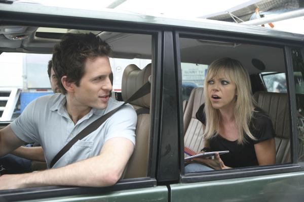 Bild 1 von 13: Als Dee (Kaitlin Olson, r.) eine Hochzeit verhindern will, ist sogar Dennis (Glenn Howerton, l.) von ihren Plänen geschockt ...