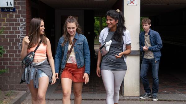 Bild 1 von 7: Pia Stern (Amelie Hennig, Mitte); Lukas Berger (Filip Januchowski, r.)