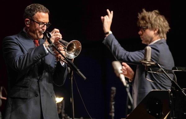 Bild 1 von 1: Jazz-Residenz Till Brönner: Konzert Till Brönner & HR-Bigband unter der Leitung von Magnus Lindgren/ Dirigent, Arrangeur und Flötist, der italienischen Sängerin Chiara Civello und Fausto Beccalossi/ chromatische Akkordeon im Großen Saal der Alten Oper in Frankfurt am Main am Dienstag, 23.01.2024.