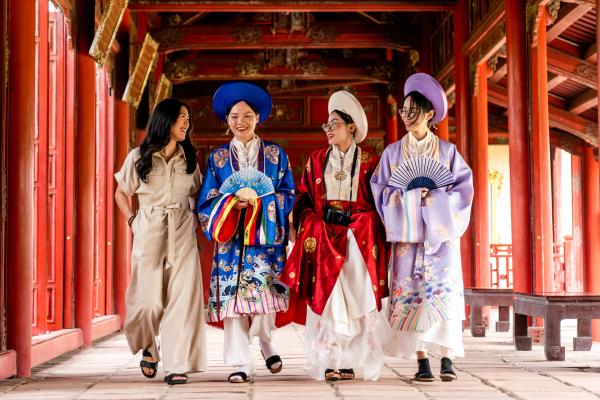 Bild 1 von 11: Die einstige Kaiserstadt Hue steht ganz oben auf der Liste der Sehenswürdigkeiten. Heute ist der Palast ein Hotspot für zahllose Besucherinnen, die sich hier in traditionellen Gewändern für Fotos in Szene setzen.