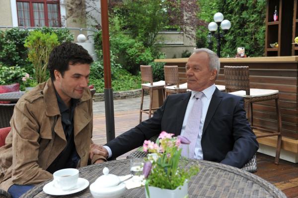 Bild 1 von 10: Konstantin (Moritz Tittel, l.); Werner (Dirk Galuba, r.)