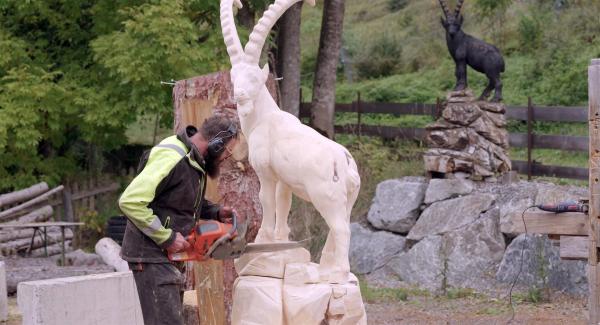 Bild 1 von 10: Im Bild: Ernst Schno¨ller schnitzt einen lebensgroßen Steinbock.