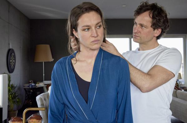 Bild 1 von 7: Katharinas Ehemann Volker (Florian Stetter) kann nicht nachvollziehen, warum sich seine Frau (Franziska Hartmann) weg von ihm in die Mordkommission versetzen lässt.