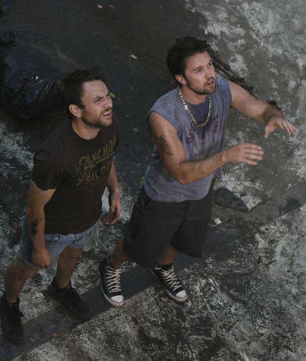 Bild 1 von 13: Charlie Kelly (Charlie Day, l.); Mac (Rob McElhenney, r.)