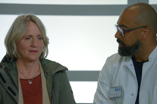 Bild 1 von 5: Susanne Meissner (Isabel Schosnig) teilt sich Dr. Evans (Tino Führer) mit. Sie macht sich Vorwürfe, weil ihr Sohn Frederik in die rechte Szene abgedriftet ist.